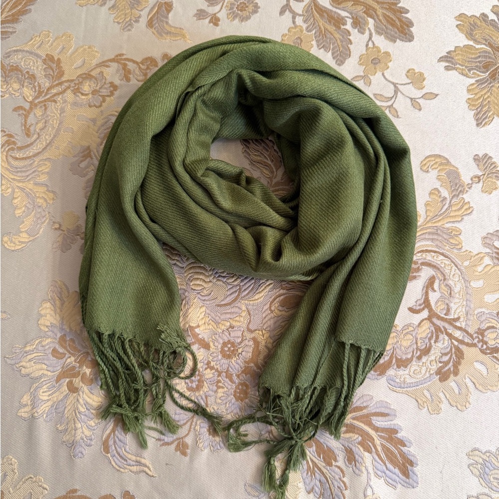 ✨ Elegant Olive Green Pashmina Scarf 🧣 ✨ It’s Sooo Very Soft and Comfortable  🧣